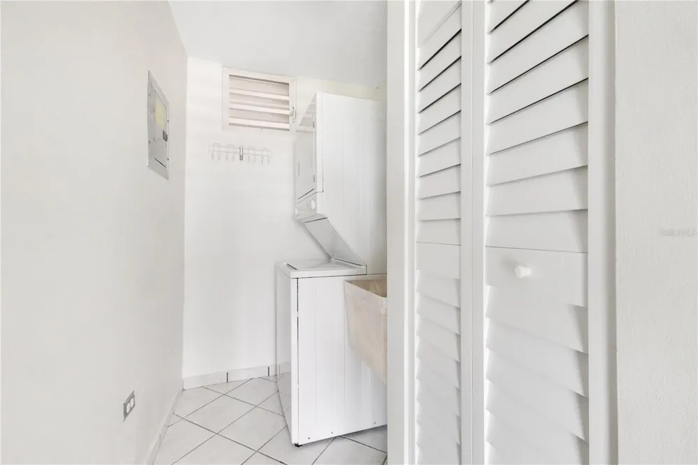 AVE. TRIOVEGABAJEÑO COND. TORRE VISTA #APT. 1504 Vega Baja, PR 00693