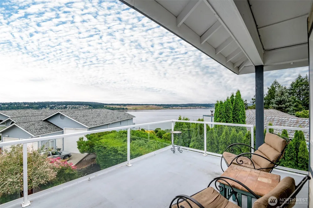 1550 13th Court Fox Island, WA 98333