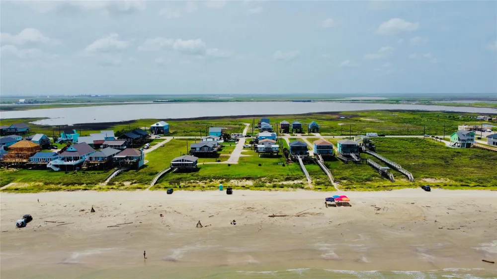 102 Nesmith Place Surfside Beach, TX 77541