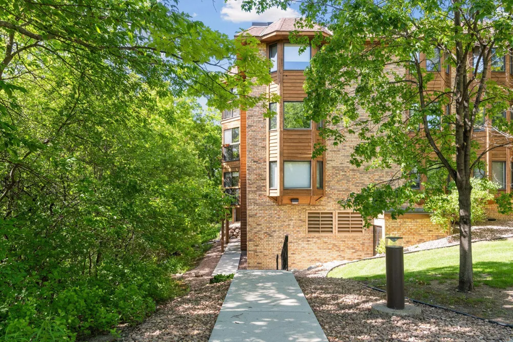 6085 Rowland Road #207 Minnetonka, MN 55343