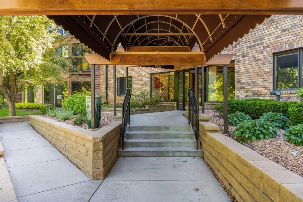 6085 Rowland Road #207 Minnetonka, MN 55343