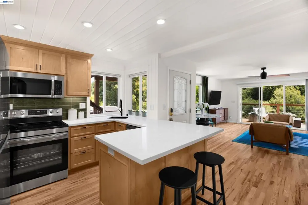 15573 Riverside Dr Guerneville, CA 95446
