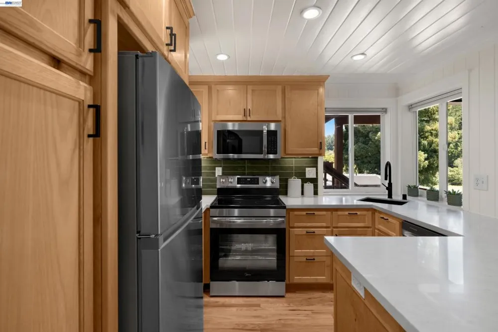 15573 Riverside Dr Guerneville, CA 95446