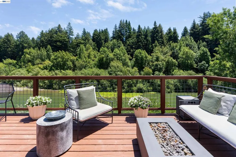 15573 Riverside Dr Guerneville, CA 95446