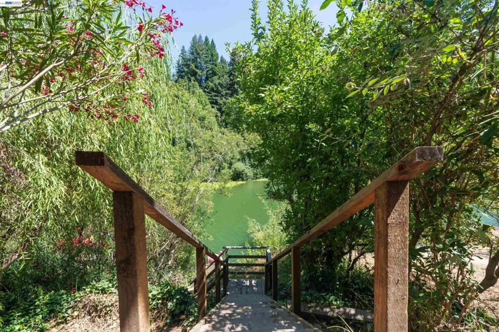 15573 Riverside Dr Guerneville, CA 95446