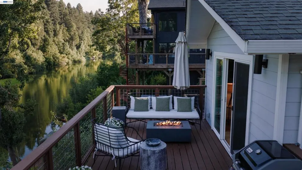 15573 Riverside Dr Guerneville, CA 95446