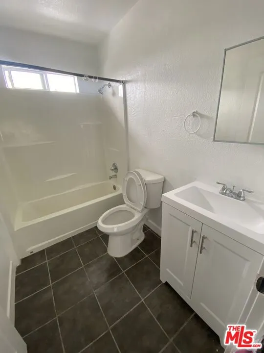 4214 Avalon Boulevard #8 Los Angeles, CA 90011