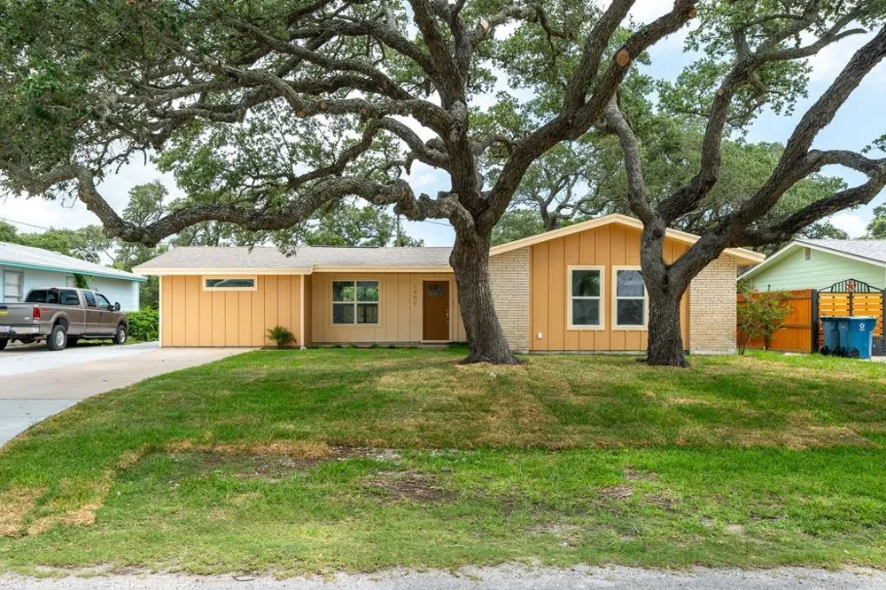 1906 Cochran Rockport, TX 78382