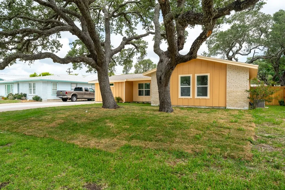 1906 Cochran Rockport, TX 78382