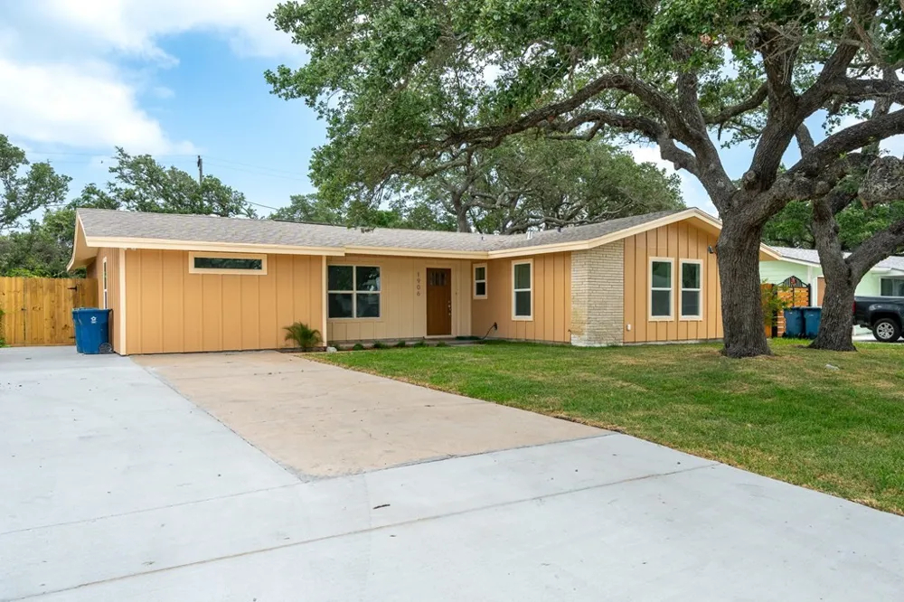 1906 Cochran Rockport, TX 78382