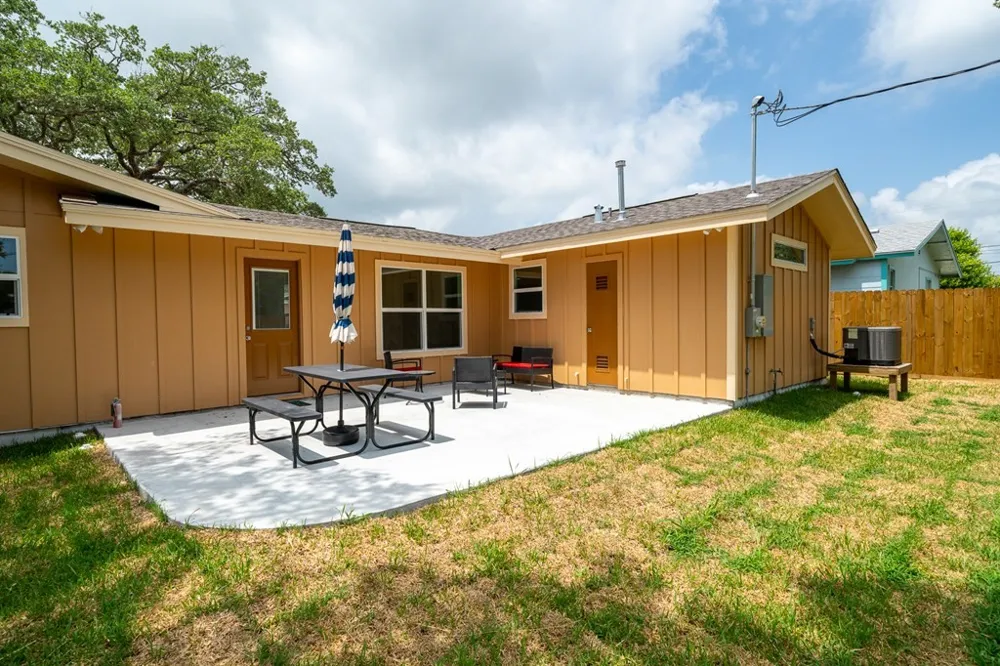 1906 Cochran Rockport, TX 78382