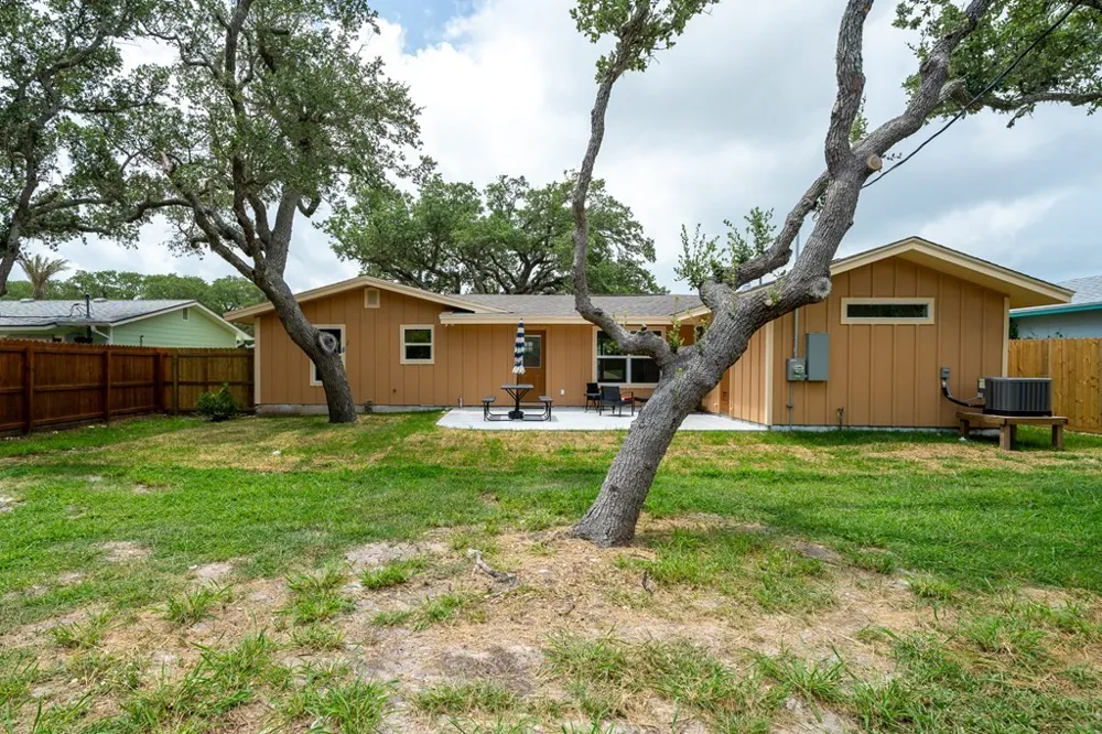 1906 Cochran Rockport, TX 78382