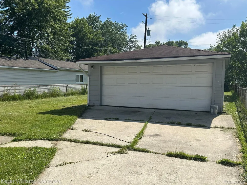 23076 Melrose Avenue Eastpointe City, MI 48021