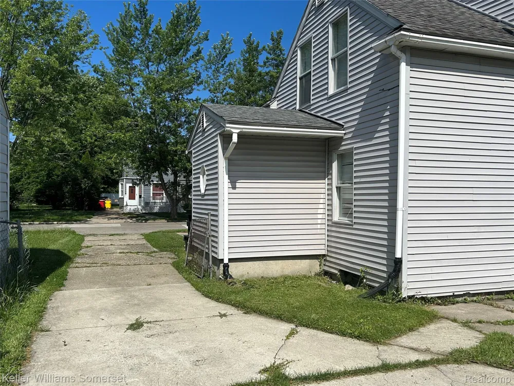 23076 Melrose Avenue Eastpointe City, MI 48021