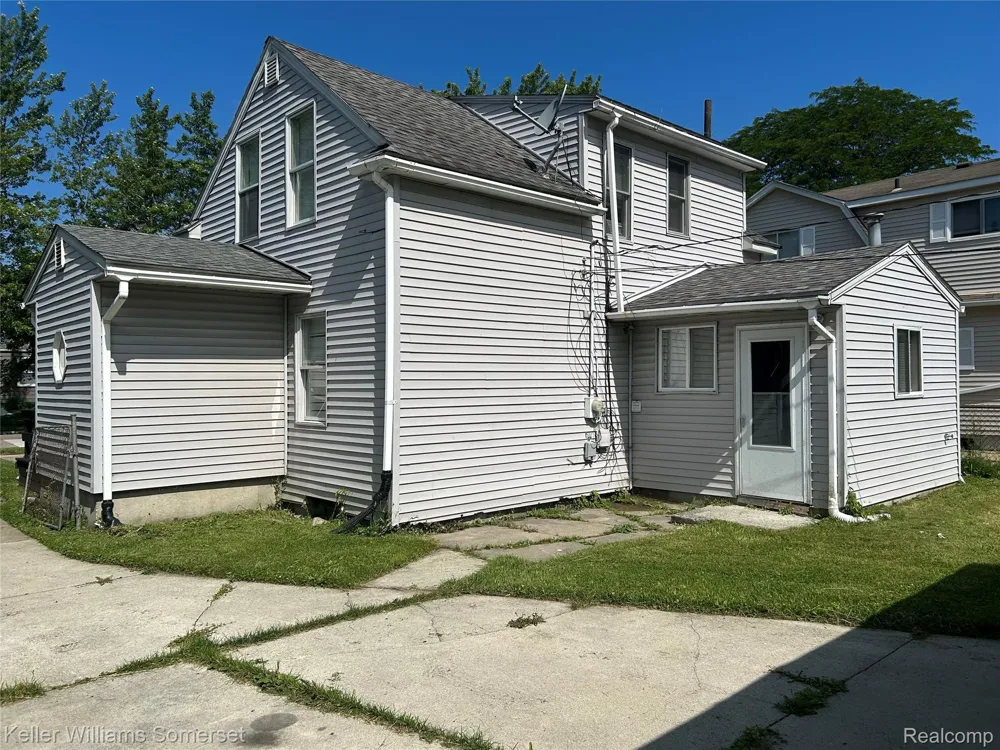 23076 Melrose Avenue Eastpointe City, MI 48021