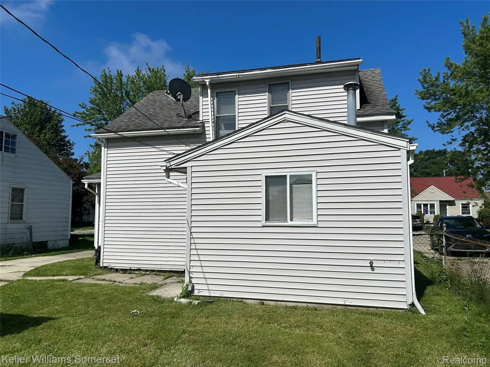 23076 Melrose Avenue Eastpointe City, MI 48021
