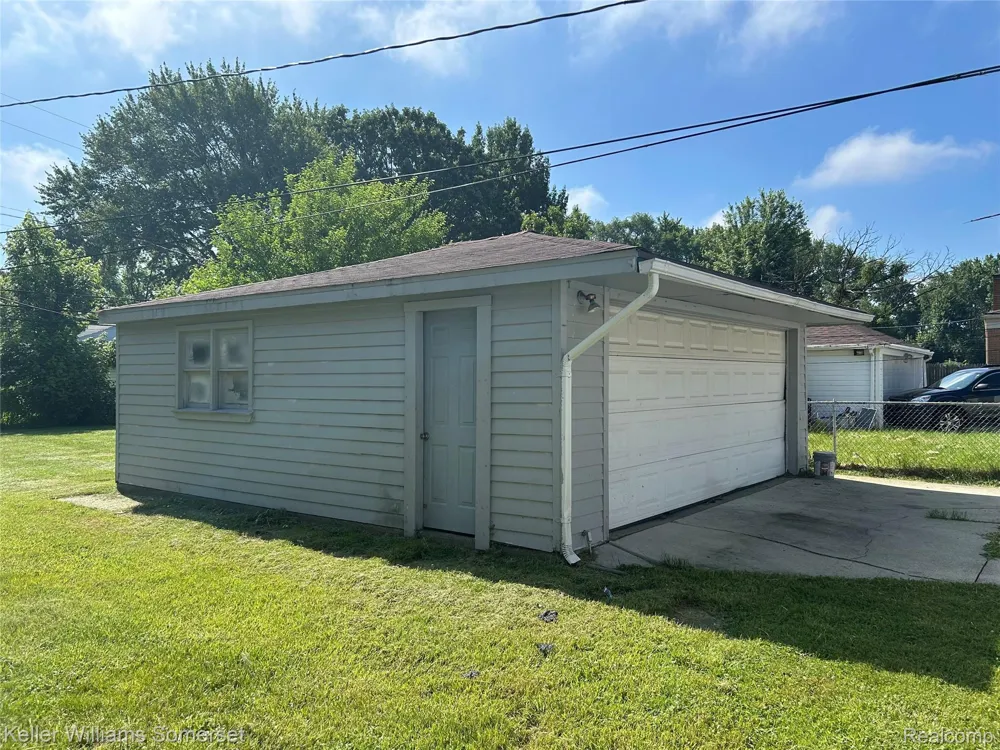 23076 Melrose Avenue Eastpointe City, MI 48021