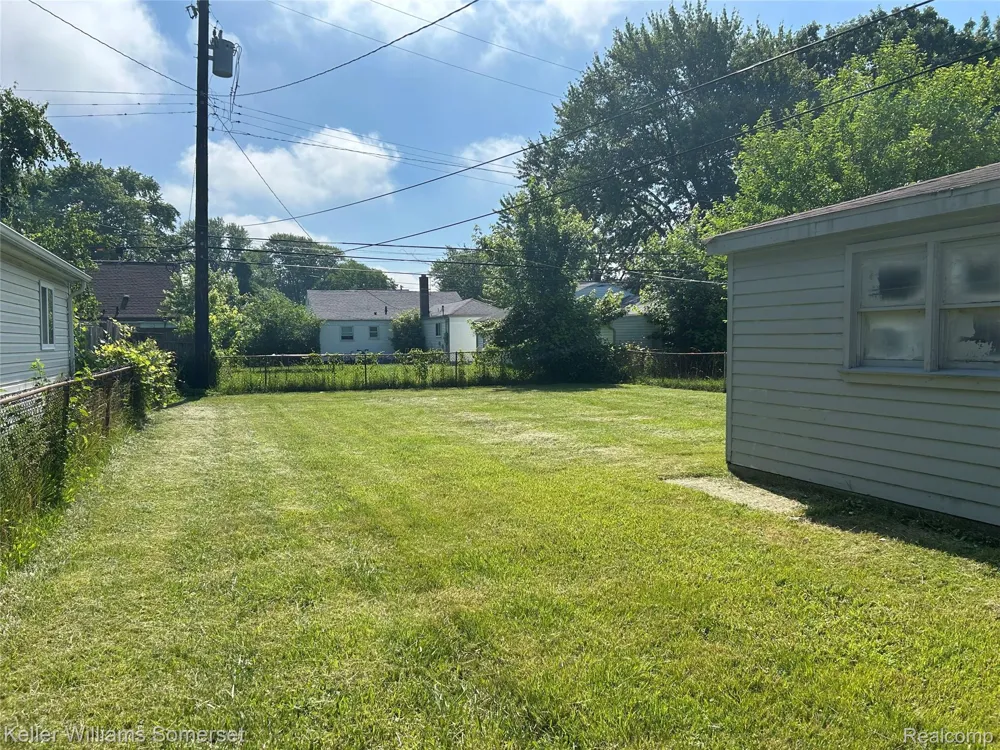 23076 Melrose Avenue Eastpointe City, MI 48021