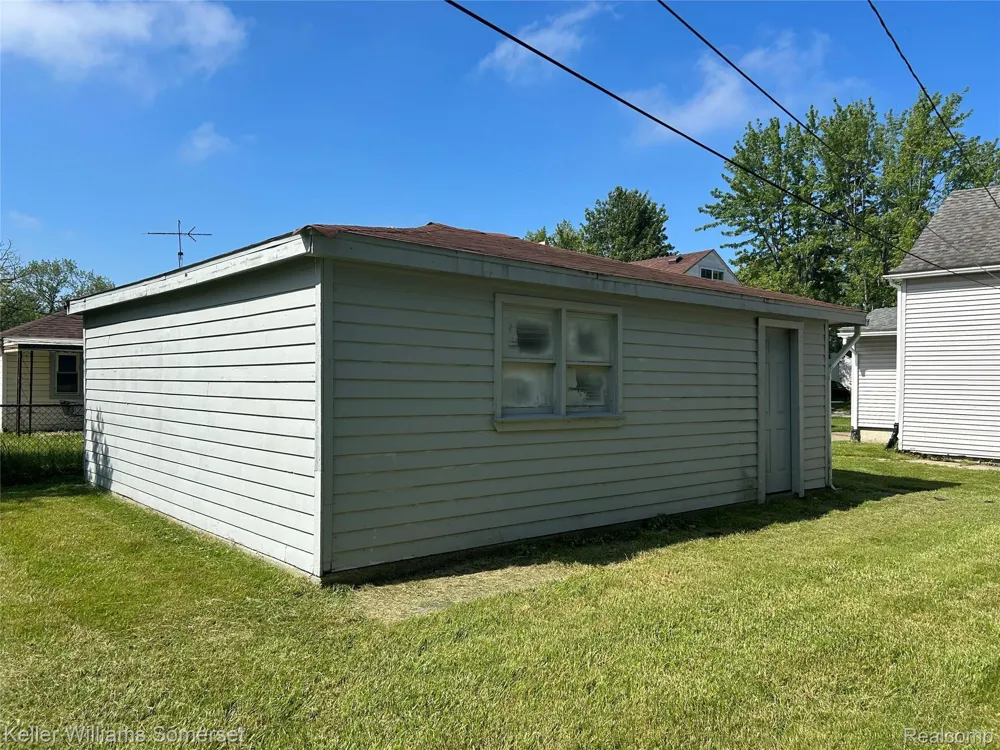 23076 Melrose Avenue Eastpointe City, MI 48021