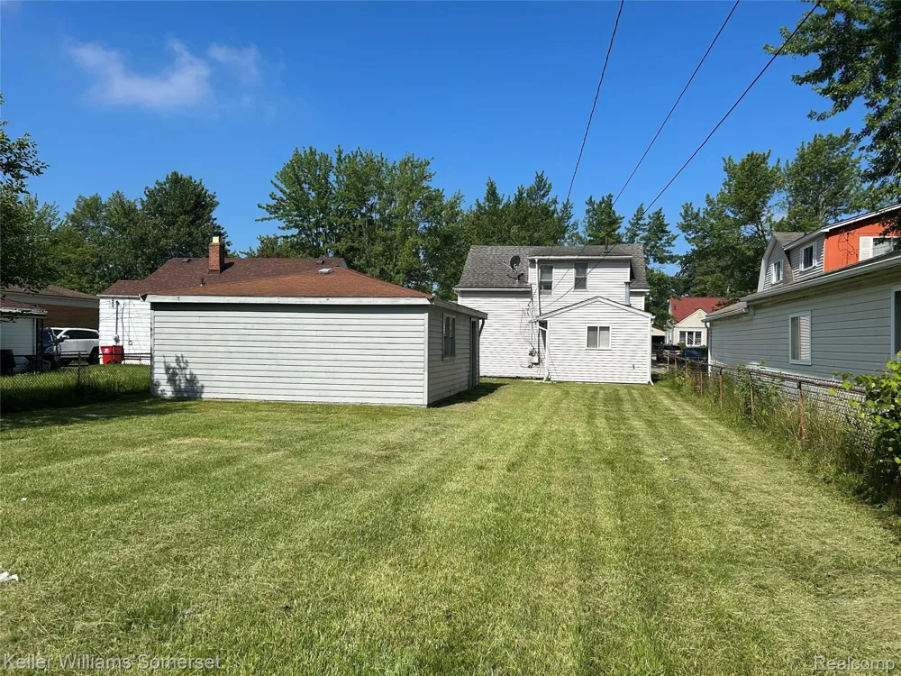 23076 Melrose Avenue Eastpointe City, MI 48021