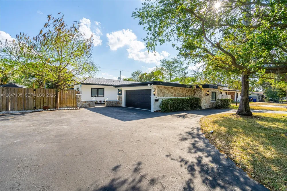 714 NE 2nd St Pompano Beach, FL 33060