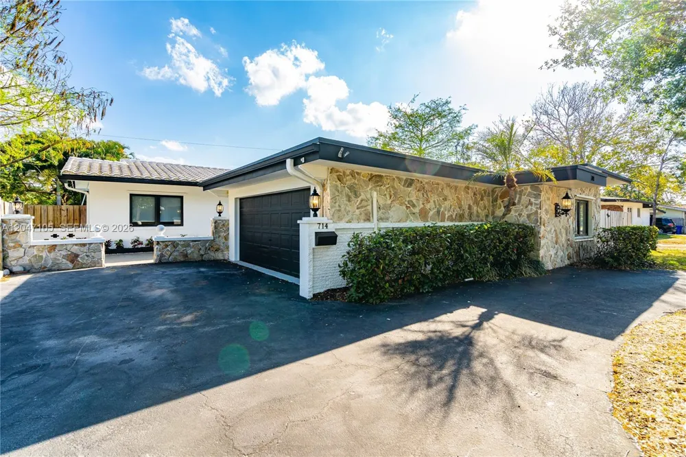 714 NE 2nd St Pompano Beach, FL 33060