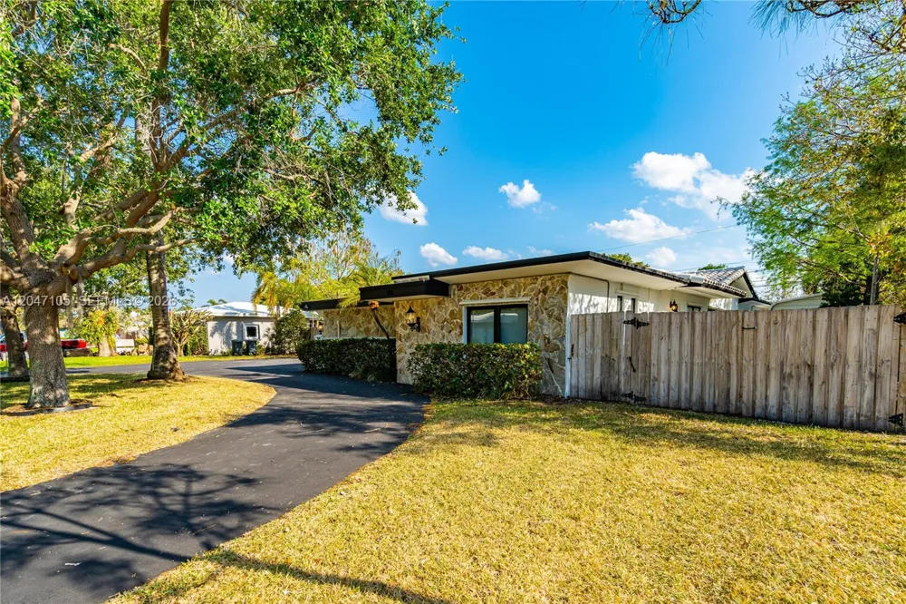 714 NE 2nd St Pompano Beach, FL 33060