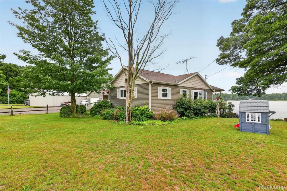 17 E White Lake Dr, Twin Lakes, MI 49457 Drive Dalton Township, MI 49457