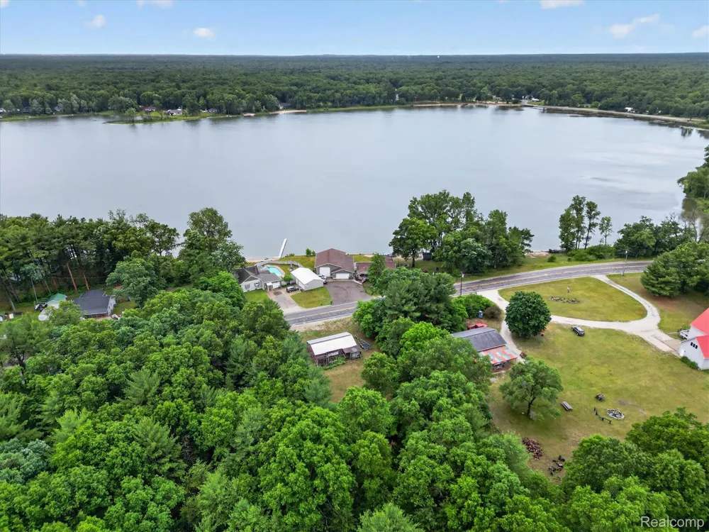 17 E White Lake Dr, Twin Lakes, MI 49457 Drive Dalton Township, MI 49457