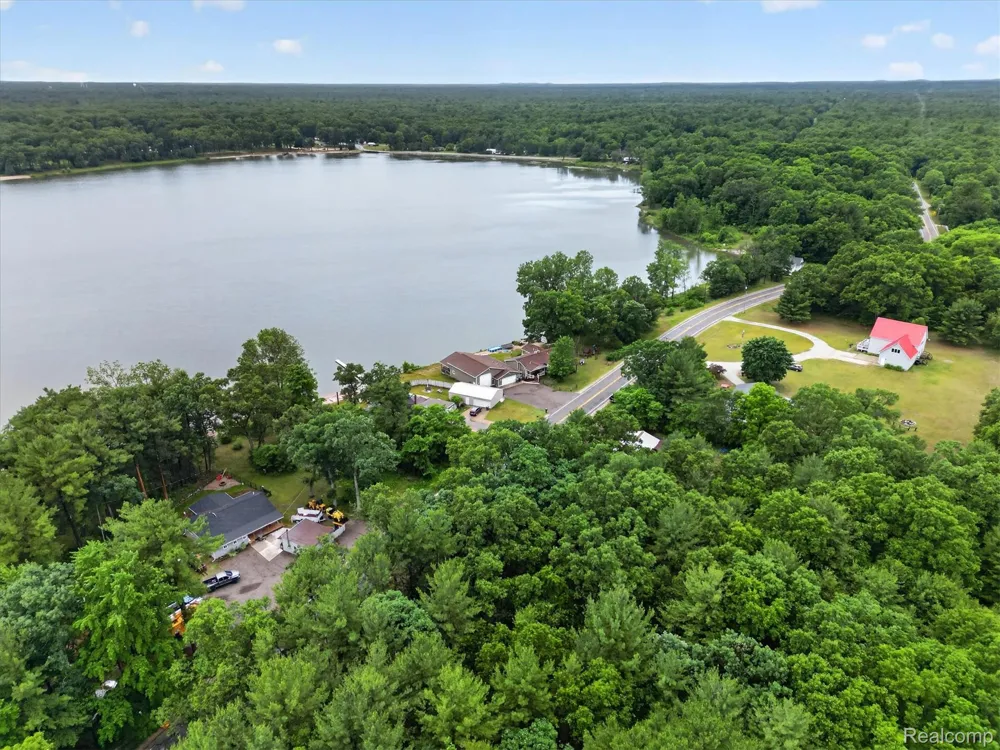 17 E White Lake Dr, Twin Lakes, MI 49457 Drive Dalton Township, MI 49457