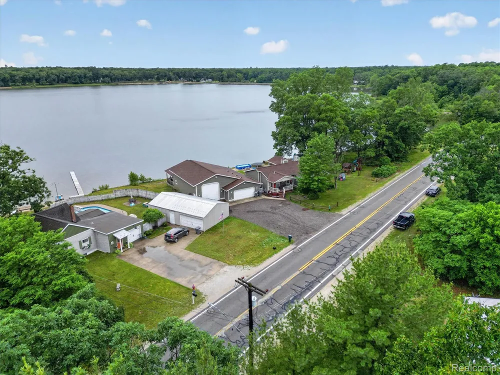 17 E White Lake Dr, Twin Lakes, MI 49457 Drive Dalton Township, MI 49457