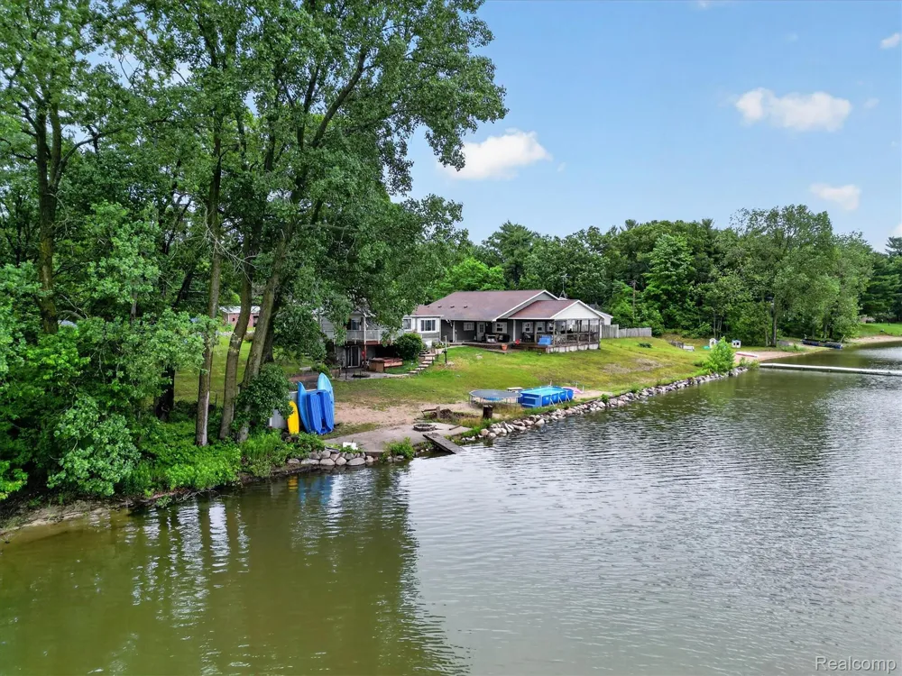 17 E White Lake Dr, Twin Lakes, MI 49457 Drive Dalton Township, MI 49457
