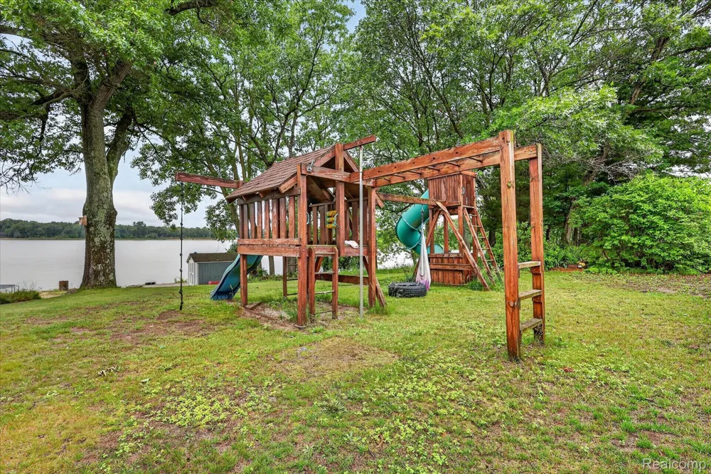 17 E White Lake Dr, Twin Lakes, MI 49457 Drive Dalton Township, MI 49457