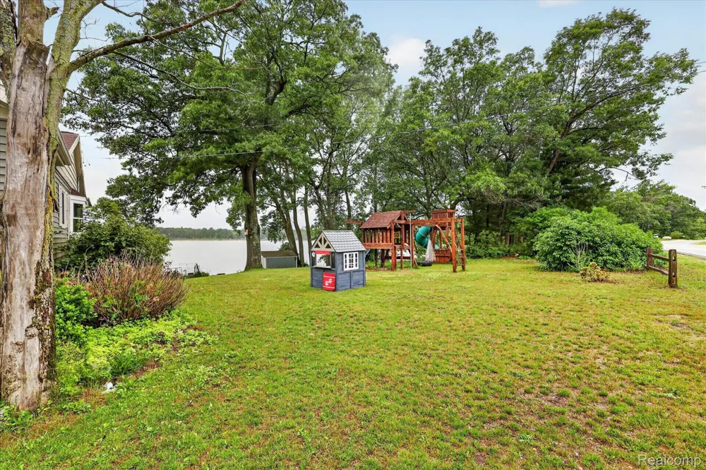 17 E White Lake Dr, Twin Lakes, MI 49457 Drive Dalton Township, MI 49457