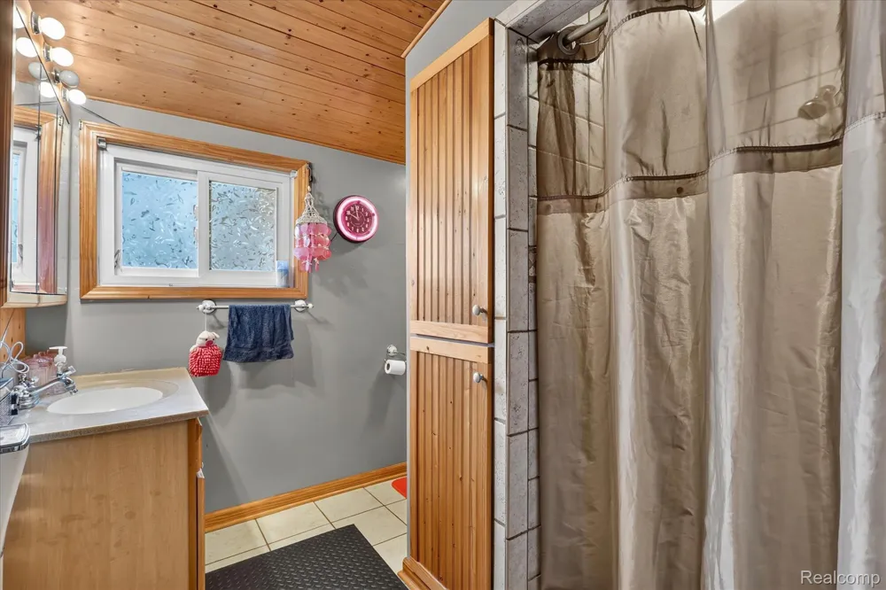 17 E White Lake Dr, Twin Lakes, MI 49457 Drive Dalton Township, MI 49457