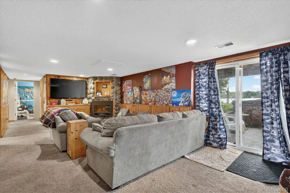 17 E White Lake Dr, Twin Lakes, MI 49457 Drive Dalton Township, MI 49457