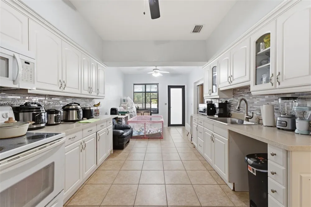 1421 SW 76 ct Miami, FL 33144