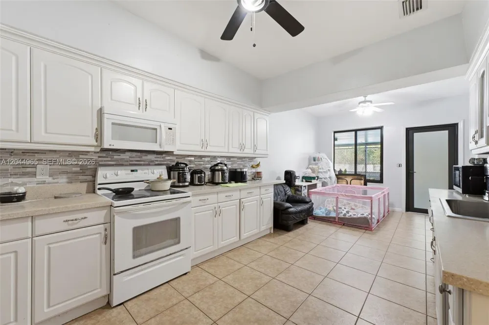 1421 SW 76 ct Miami, FL 33144