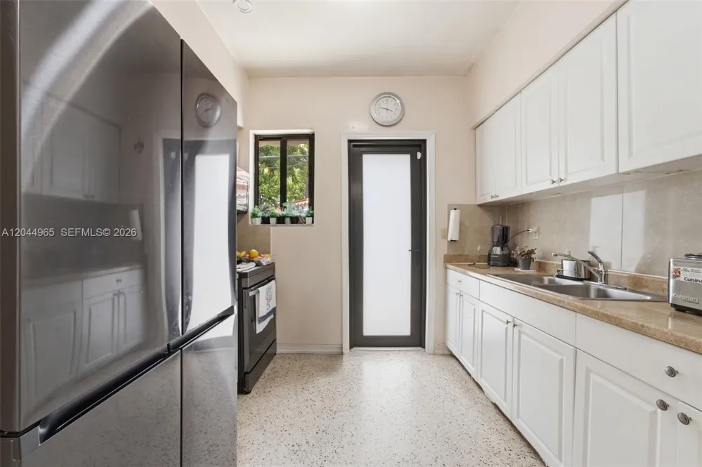 1421 SW 76 ct Miami, FL 33144