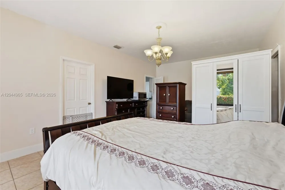 1421 SW 76 ct Miami, FL 33144