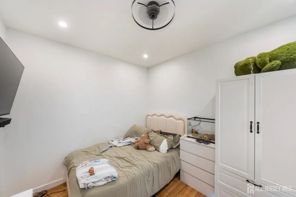 946 Emma Street Elizabeth, NJ 07201