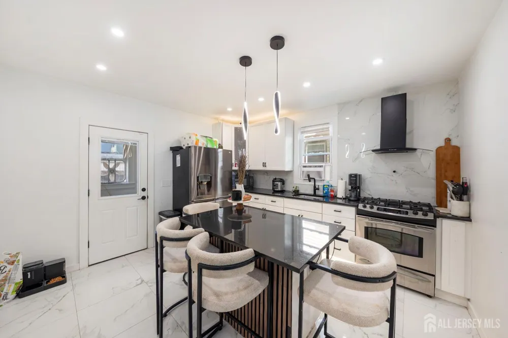 946 Emma Street Elizabeth, NJ 07201