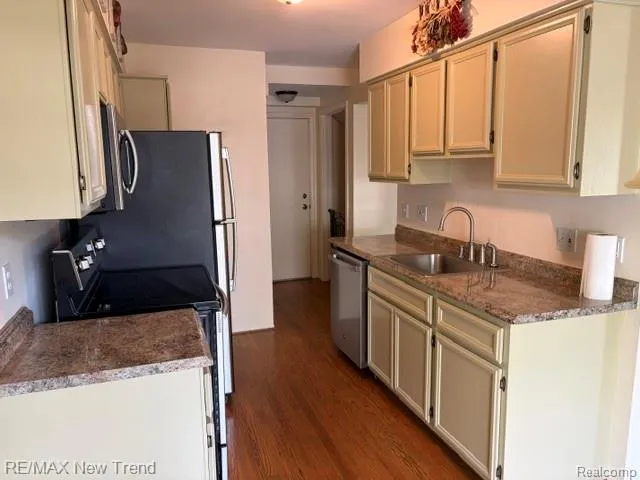 1412 Hidden Meadows Drive E #B Walled Lake City, MI 48390