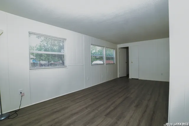 215 Greenlawn Ave Pleasanton, TX 78064