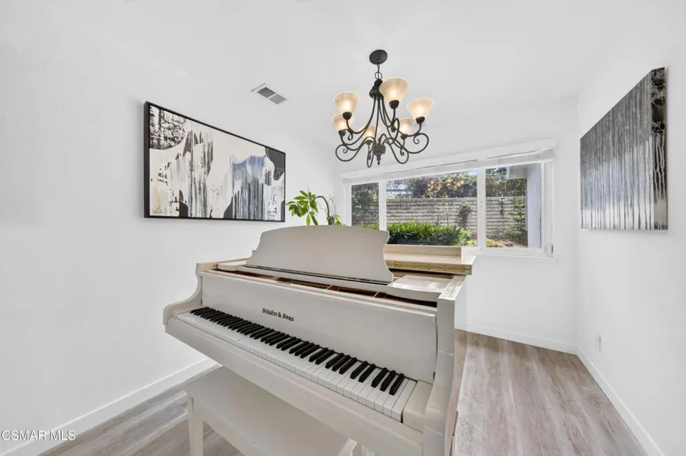 91 Albion Place Newbury Park, CA 91320