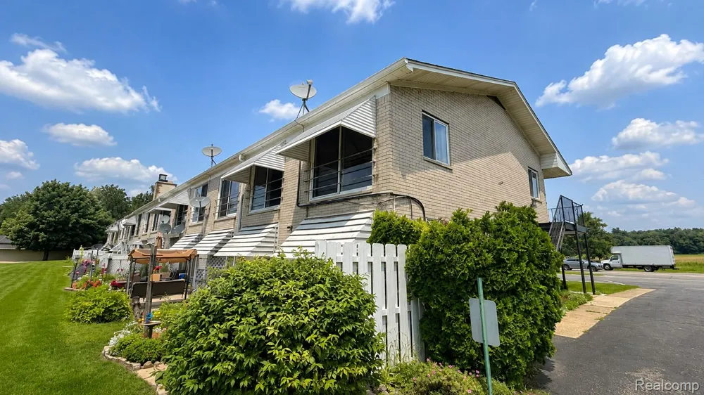 26945 Milford Road #34 Lyon Charter Township, MI 48178