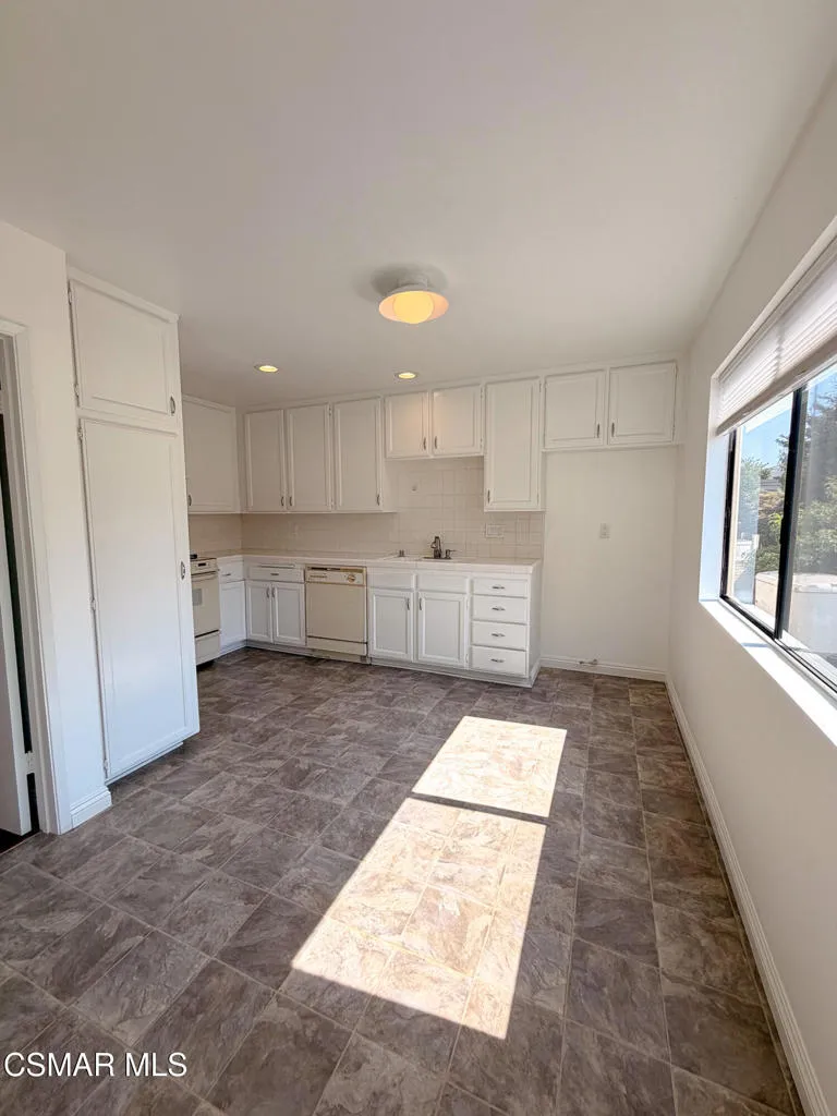 18242 Burbank Boulevard #8 Tarzana, CA 91356