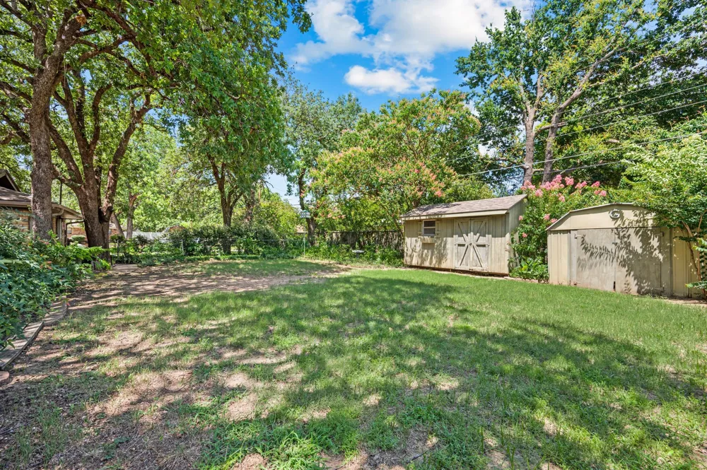 1332 Brookside Drive Hurst, TX 76053