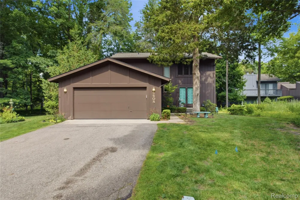 6608 Red Cedar Lane West Bloomfield Charter Township, MI 48324