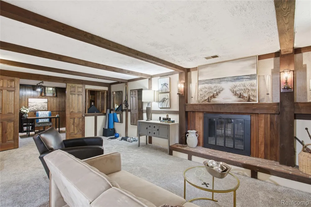 6608 Red Cedar Lane West Bloomfield Charter Township, MI 48324